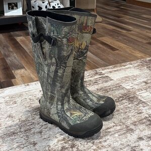 Camouflage Waterproof Hunting Boots  Men’s Size 10